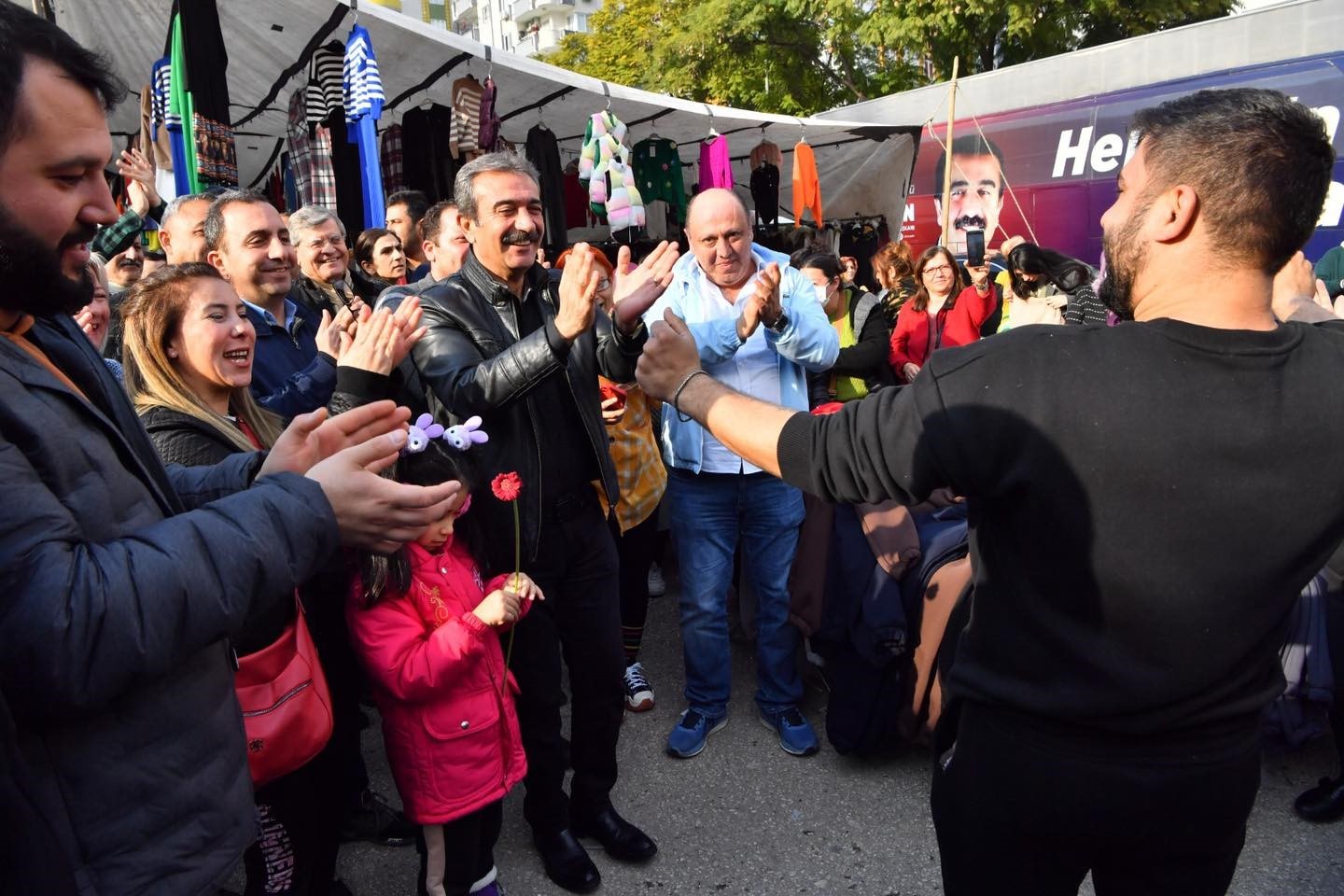 Belediye başkanı Sosyete Pazarında coşkuyla karşılandı
