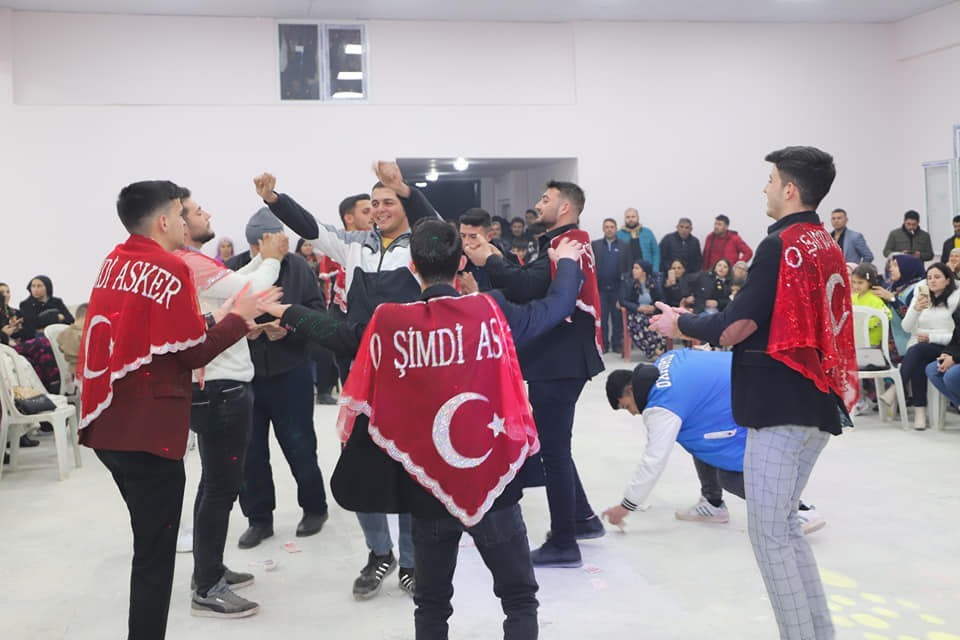 Başkan Güler, asker adaylarıyla zeybek oynadı
