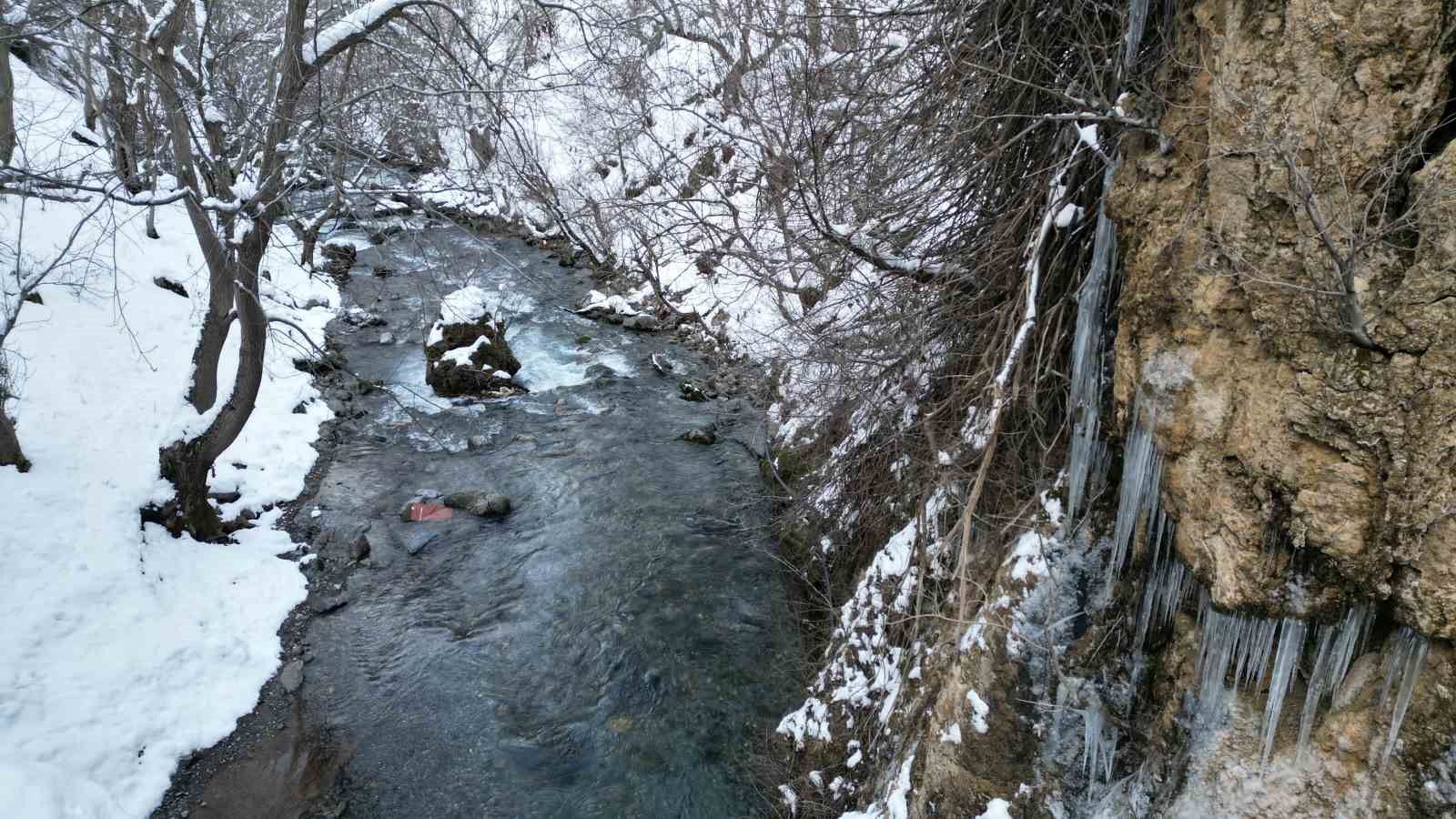 Şırnak&rsquo;ta şelalede kartpostallık g&ouml;r&uuml;nt&uuml;
