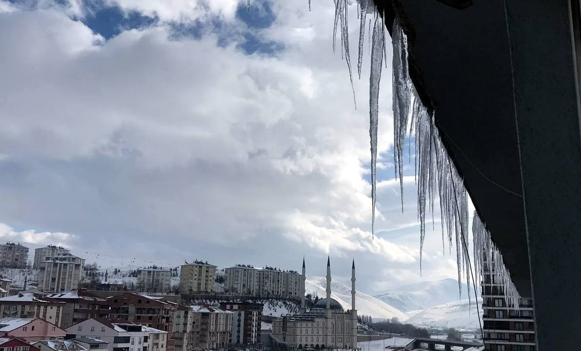 Çatılarda tehlike saçan buz kütleleri temizlendi
