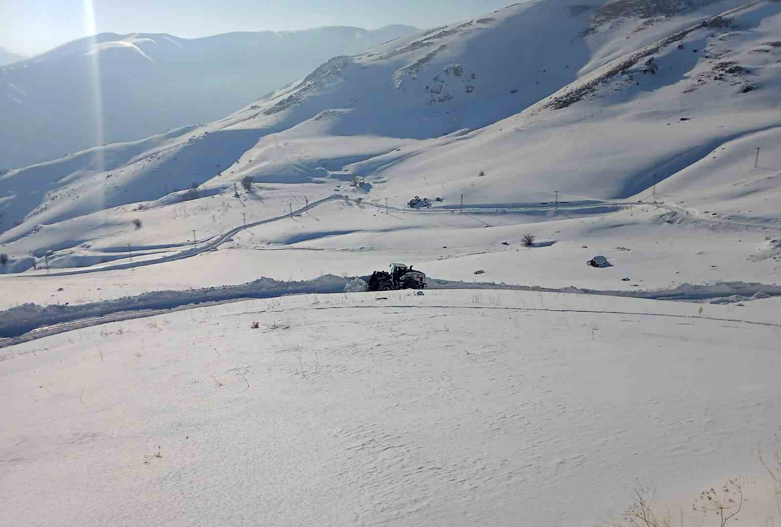 Yüksekova’da 4 metrelik kar tünellerinde çalışma 