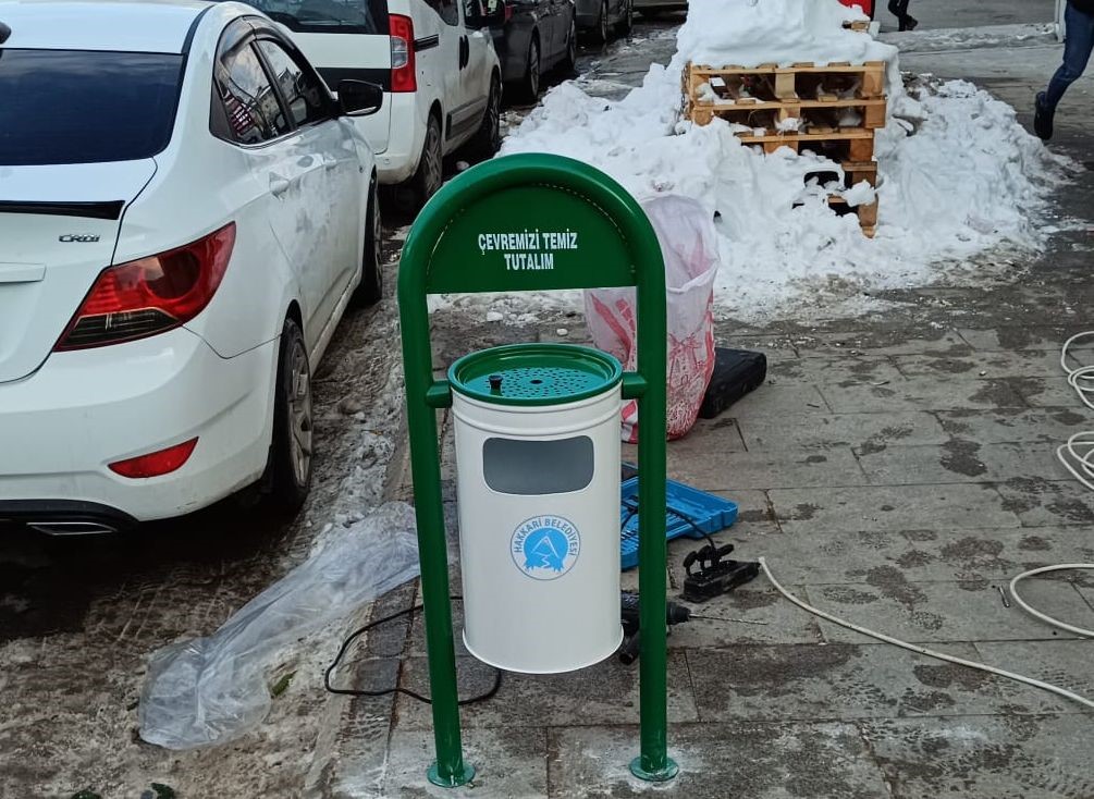Hakkari’nin dört bir yanına çöp kovası yerleştirildi