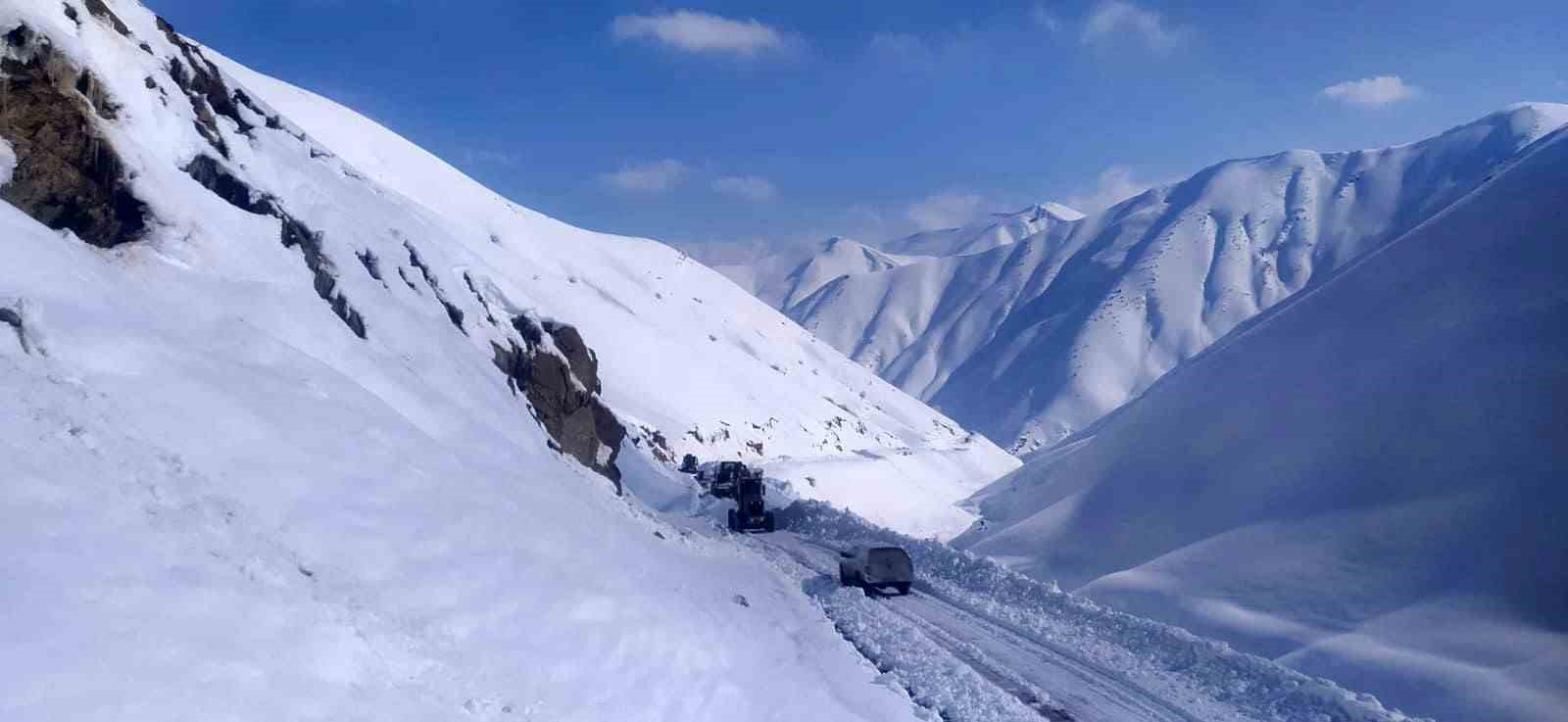 İran sırında bulunan Onbaşılar k&ouml;y&uuml;n&uuml;n yolu kardan temizlendi
