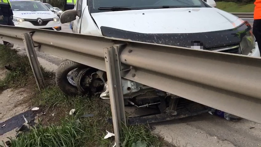 TEM’de iki otomobil çarpıştı: 1’i çocuk 3 yaralı