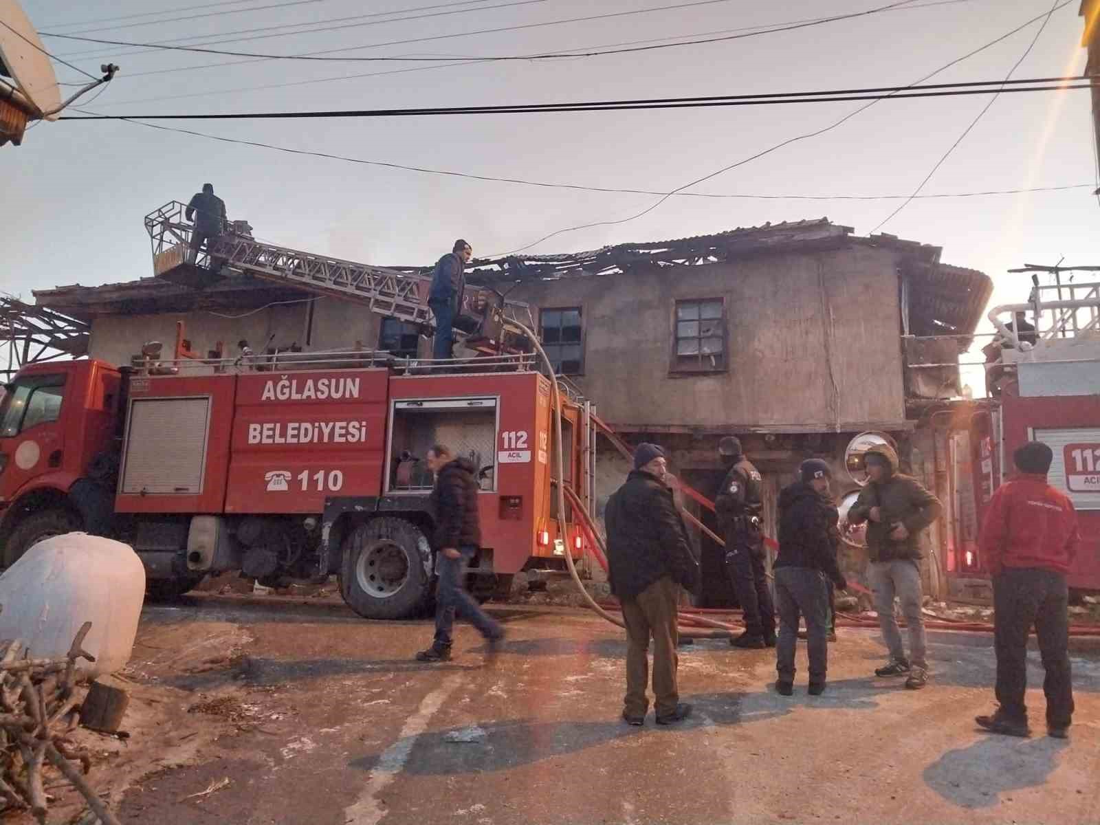 Burdur&rsquo;da m&uuml;stakil ev yangında kule d&ouml;nd&uuml;
