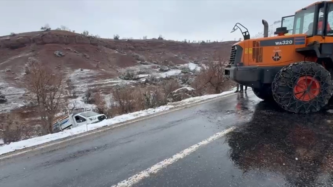 Siirt&rsquo;te kardan yolda mahsur kalan 25 ara&ccedil; kurtarıldı
