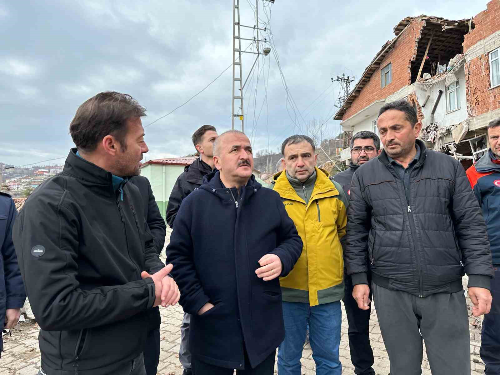 Tokat&rsquo;ta bir k&ouml;yde heyelan nedeniyle 39 hane boşaltıldı
