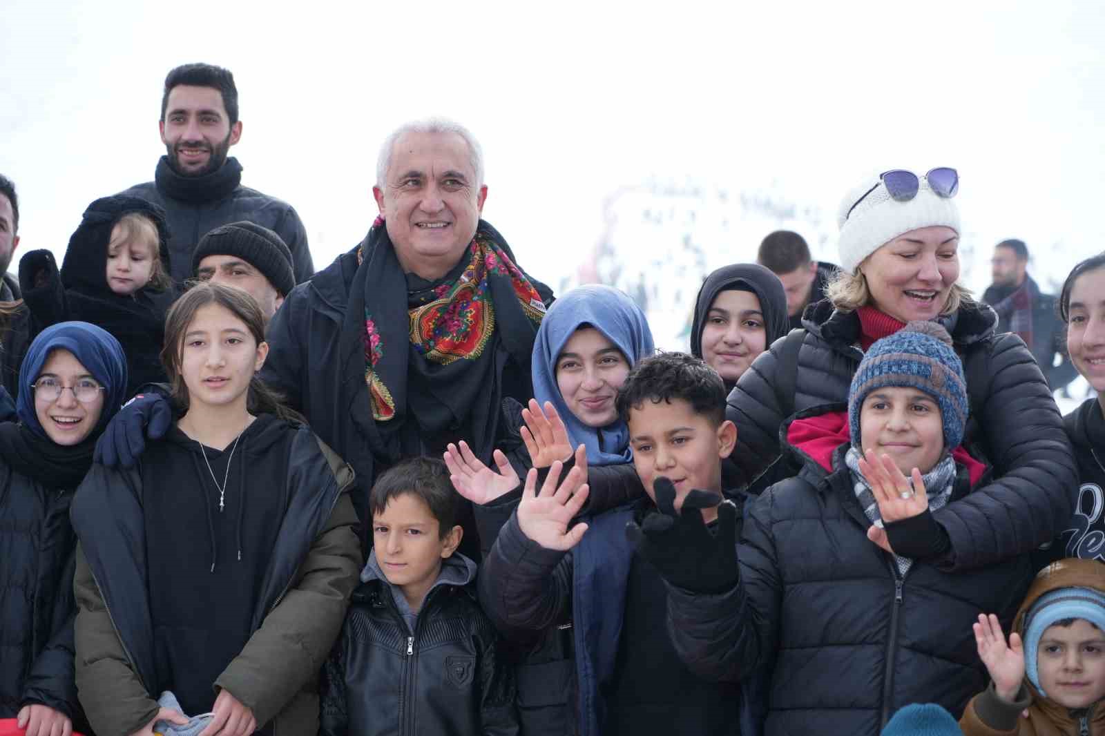 Çocuklar Güzeldağ Kayak Merkezi’nde keyifli anlar yaşadı
