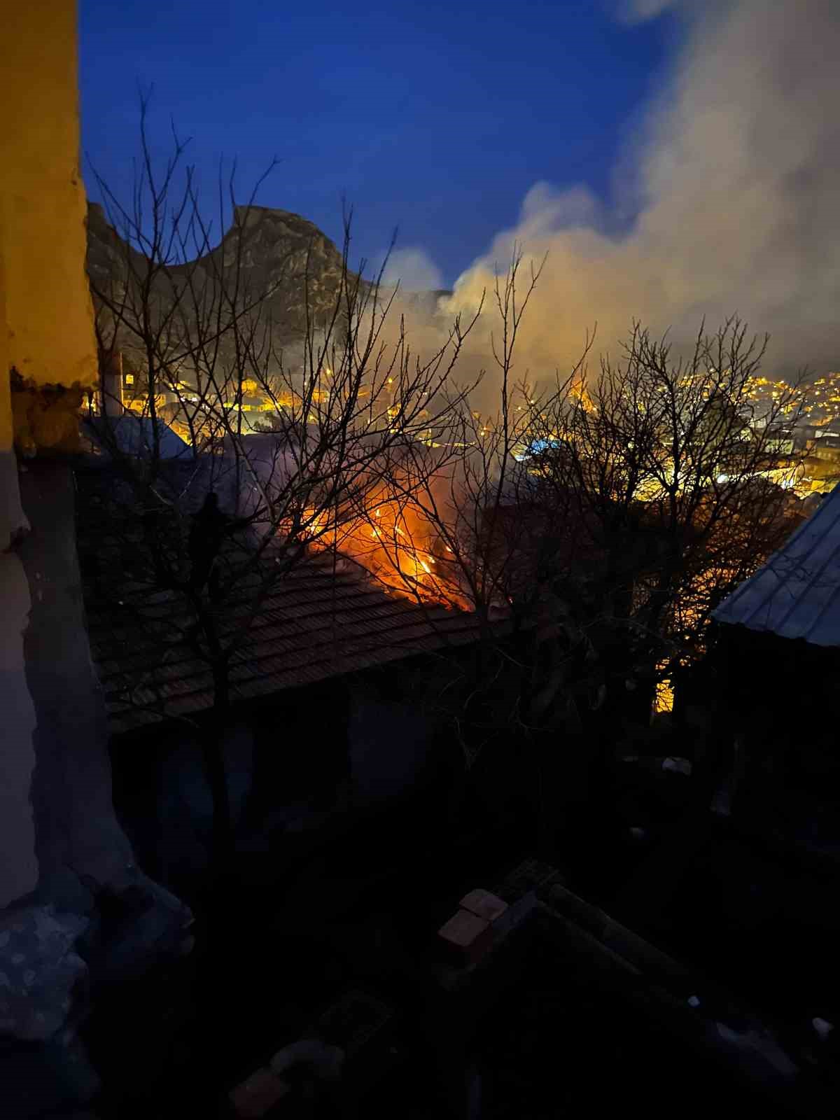 Tokat&rsquo;ta &ccedil;atı yangını b&uuml;y&uuml;meden s&ouml;nd&uuml;r&uuml;ld&uuml;
