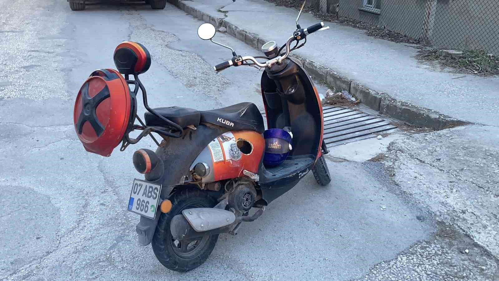 Alkoll&uuml; baba motosikletle kaza yaptı, oğlu yaralandı
