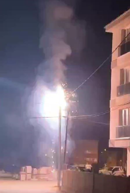 Elektrik direği havai fişek gibi patladı 