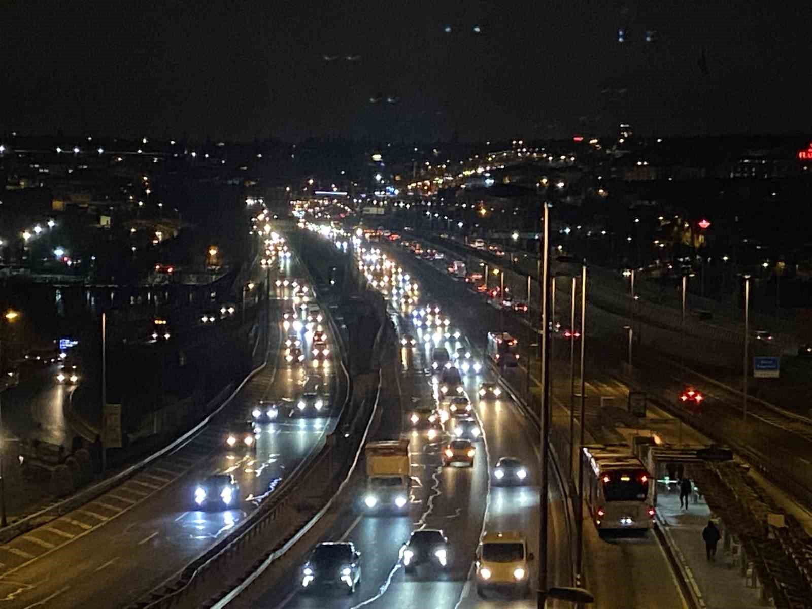 İstanbul’da okulların yeniden açılmasıyla sabah trafik yoğunluğu oluştu