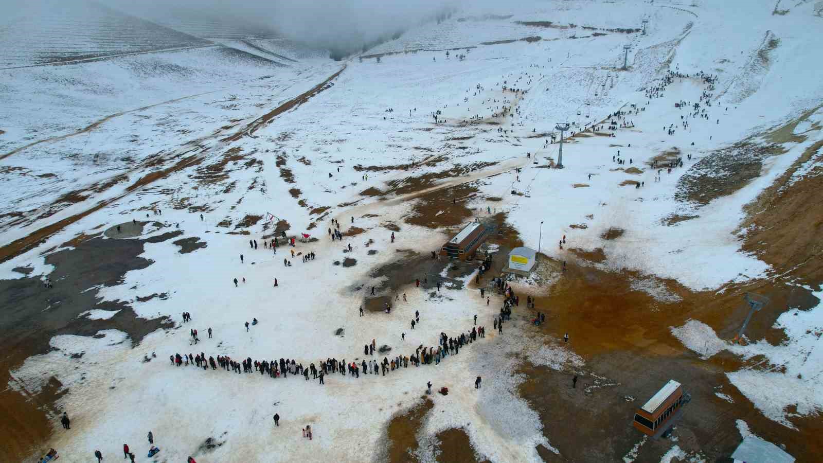 Çocuklarına depremin yıl dönümünü unutturmak için kayak merkezine akın ettiler