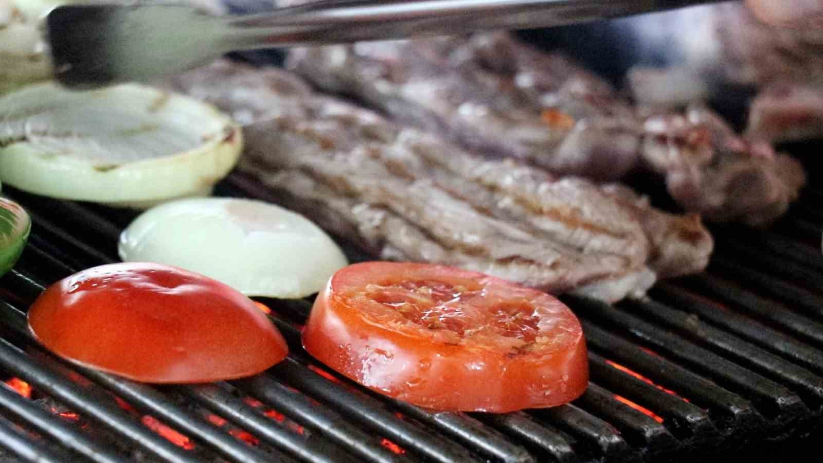 G&uuml;m&uuml;şhane&rsquo;nin tek ocakbaşı işletmesi &ccedil;evre il ve il&ccedil;elerden lezzet tutkunlarının akınına uğruyor
