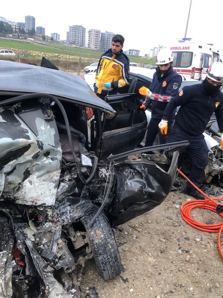 Otomobiller çarpıştı: 1 ölü, 2 yaralı