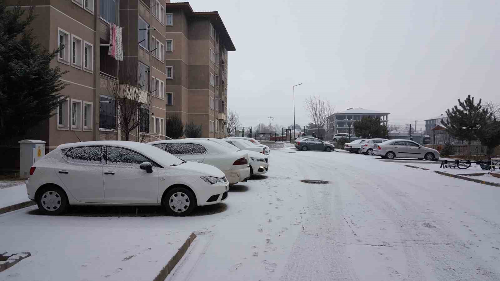 Erzincan g&uuml;ne kar yağışıyla uyandı
