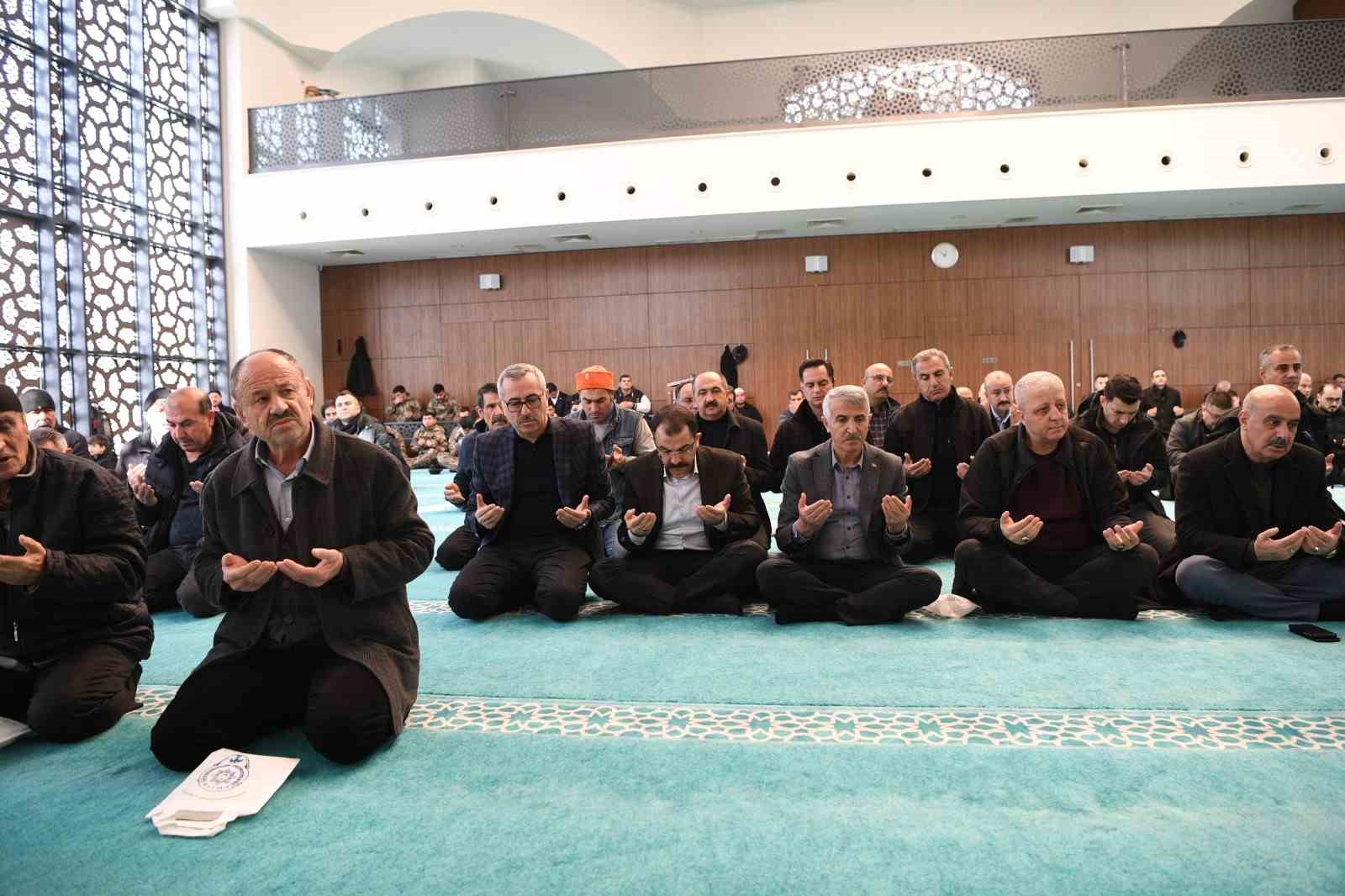 Deprem şehitleri dualarla yad edildi
