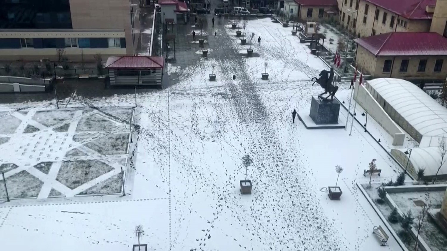 Bayburt güne kar yağışıyla uyandı