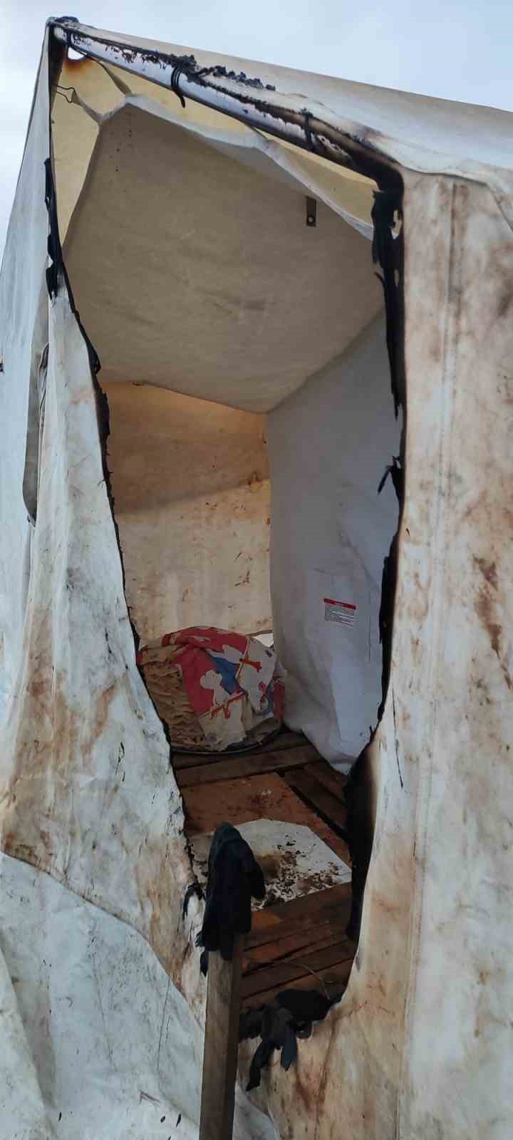 &Ccedil;adırda &ccedil;ıkan yangın itfaiye ekiplerince s&ouml;nd&uuml;r&uuml;ld&uuml;
