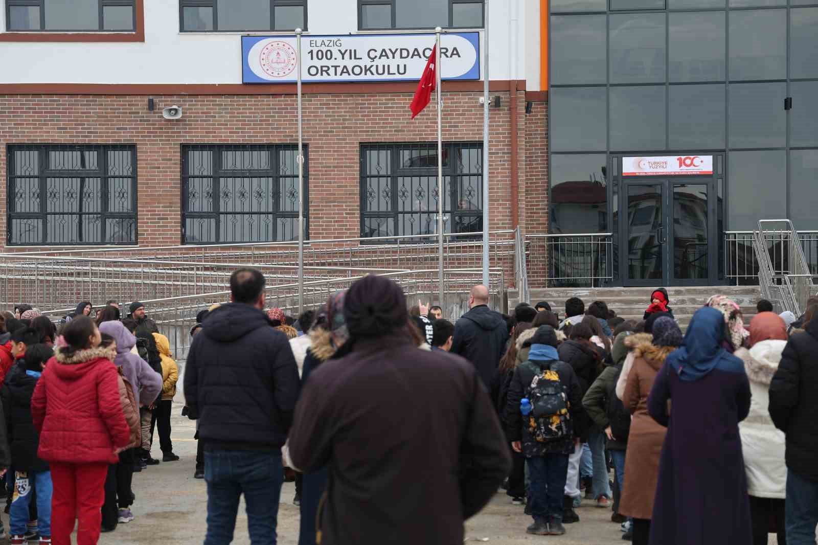 Cumhuriyetin 100. yılında yapımı tamamlanan okul, öğrencilerine kavuştu