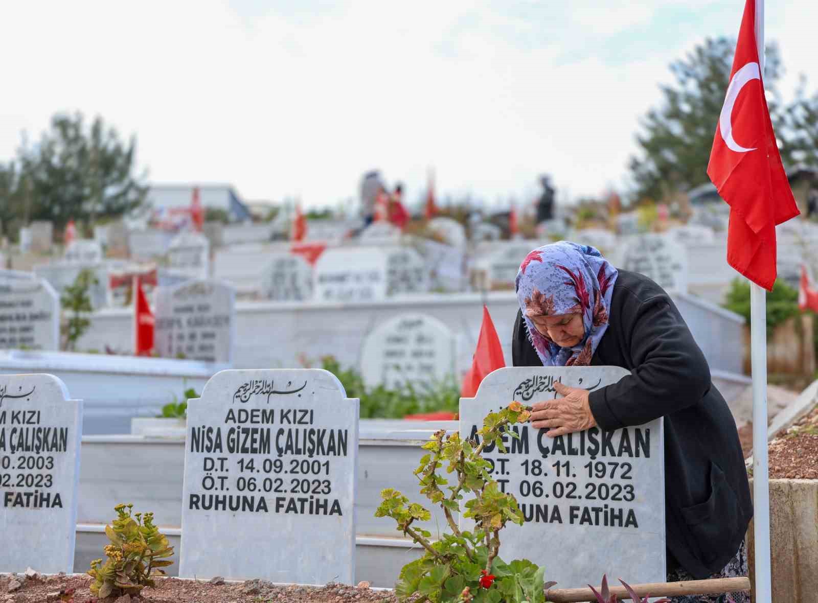 11 kuzusunun mezar taşlarını öpüp okşayarak teselli arıyor