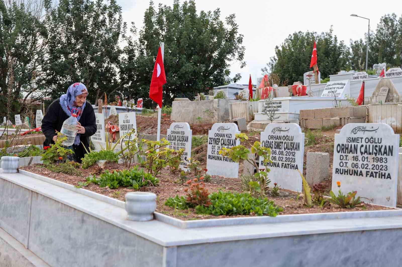 11 kuzusunun mezar taşlarını öpüp okşayarak teselli arıyor
