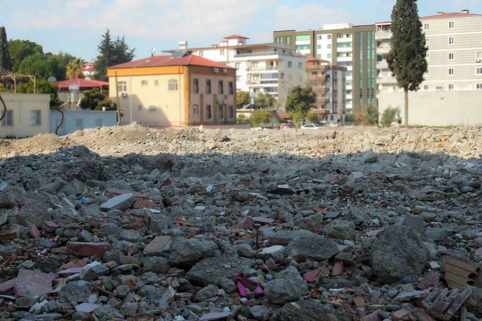 Osmaniye’nin kalbi olan İstasyon Caddesi eski günlerini arıyor
