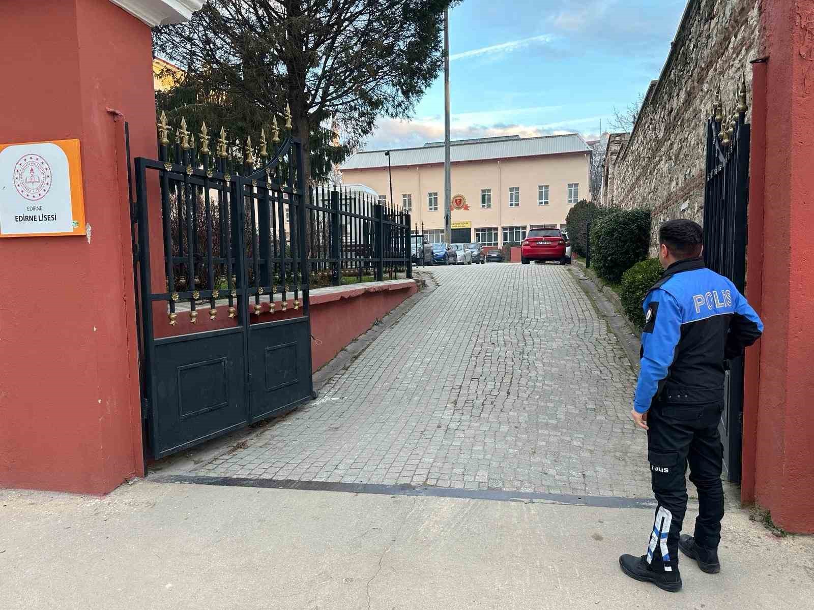 Okullar a&ccedil;ıldı, Polisler okul &ouml;nlerinde g&ouml;rev aldı
