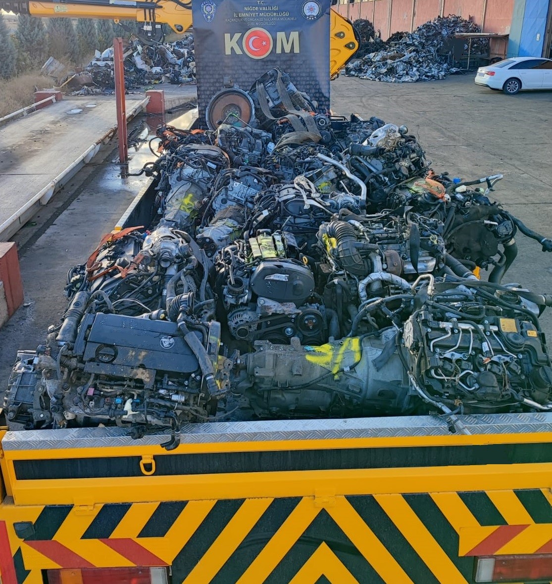 ’Araç motoru kaçakçıları’ polisten kaçamadı