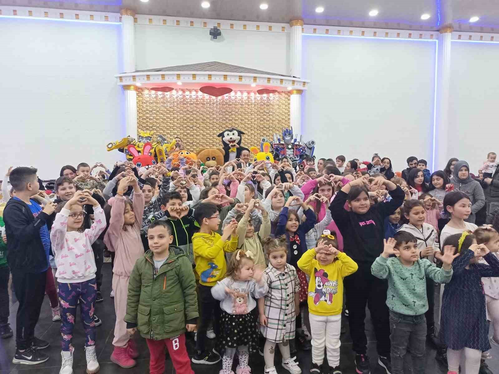 G&uuml;l&uuml;&ccedil;l&uuml; &ccedil;ocuklar sinema etkinliğinde eğlendi
