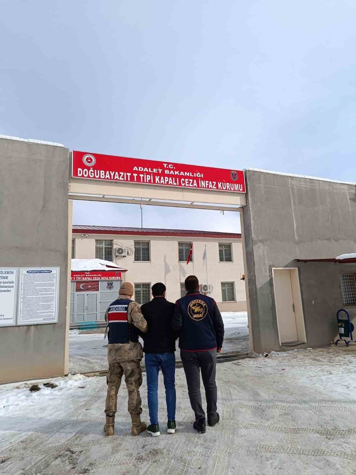 Ağrı’da toplamda 15 yıl hapis cezası olan 2 firari yakalandı