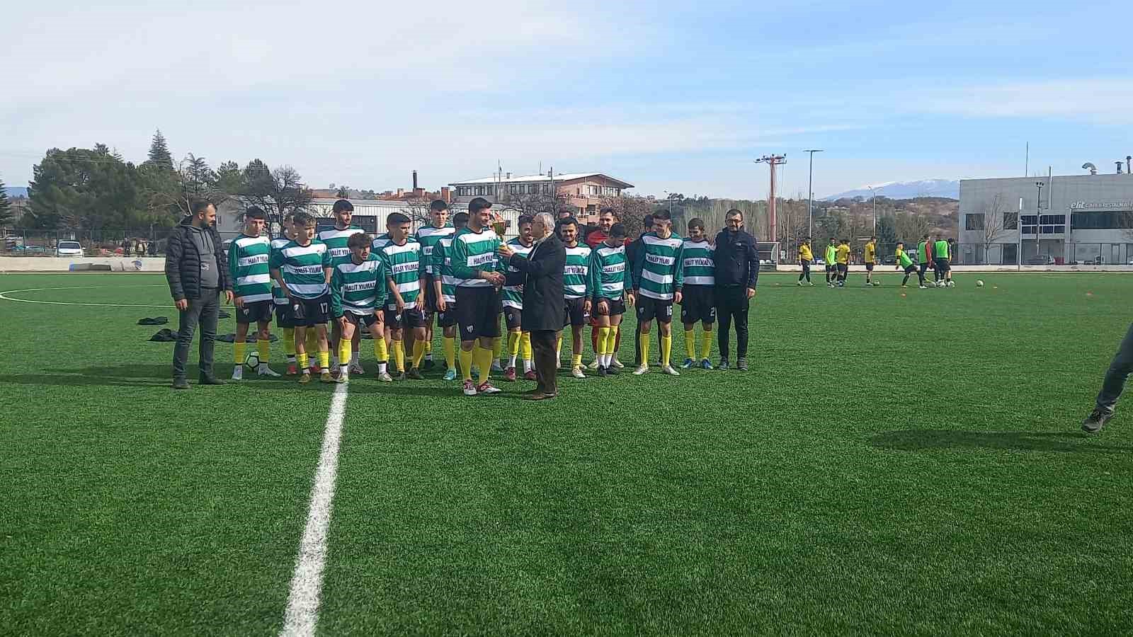 Süper Amatör Play Off maçlarına katılmaya hak kazanan Altınkent Spor kupasını aldı