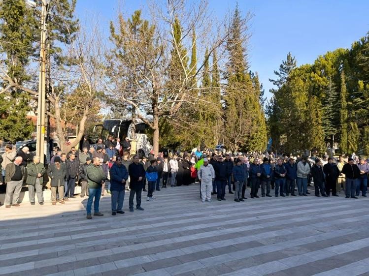 Gediz&rsquo;de umreciler dualarla uğurlandılar
