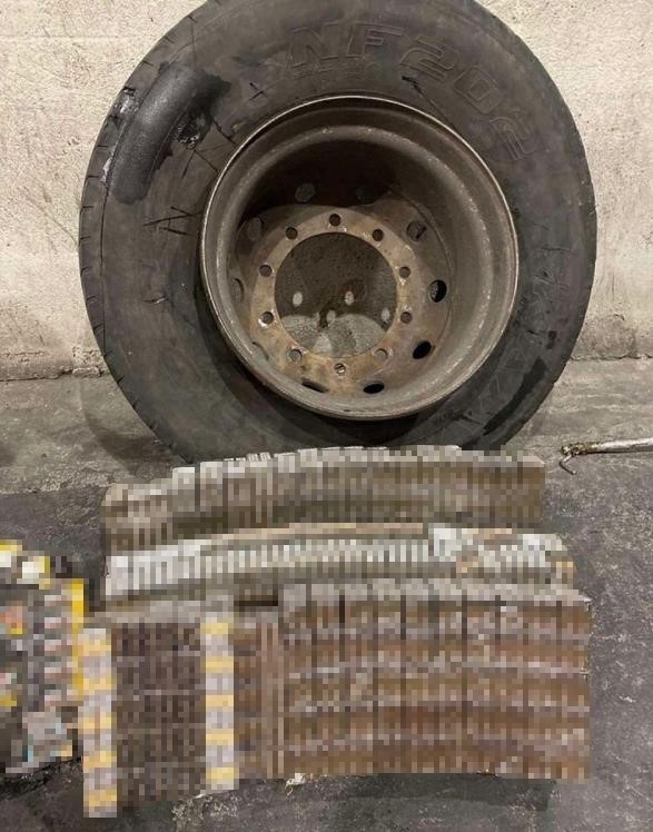 Sigara kaçakçılığının bu kadarı da pes dedirtti: Tırın yedek lastiğini sigarayla doldurmuş