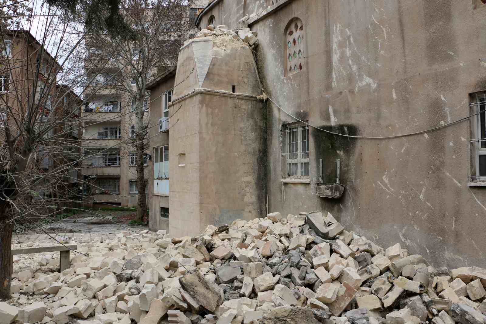 Diyarbakır’da depremde 21 cami ve 30’a yakın minarenin bir kısmı yıkıldı, kalanların yıkım çalışmaları devam ediyor