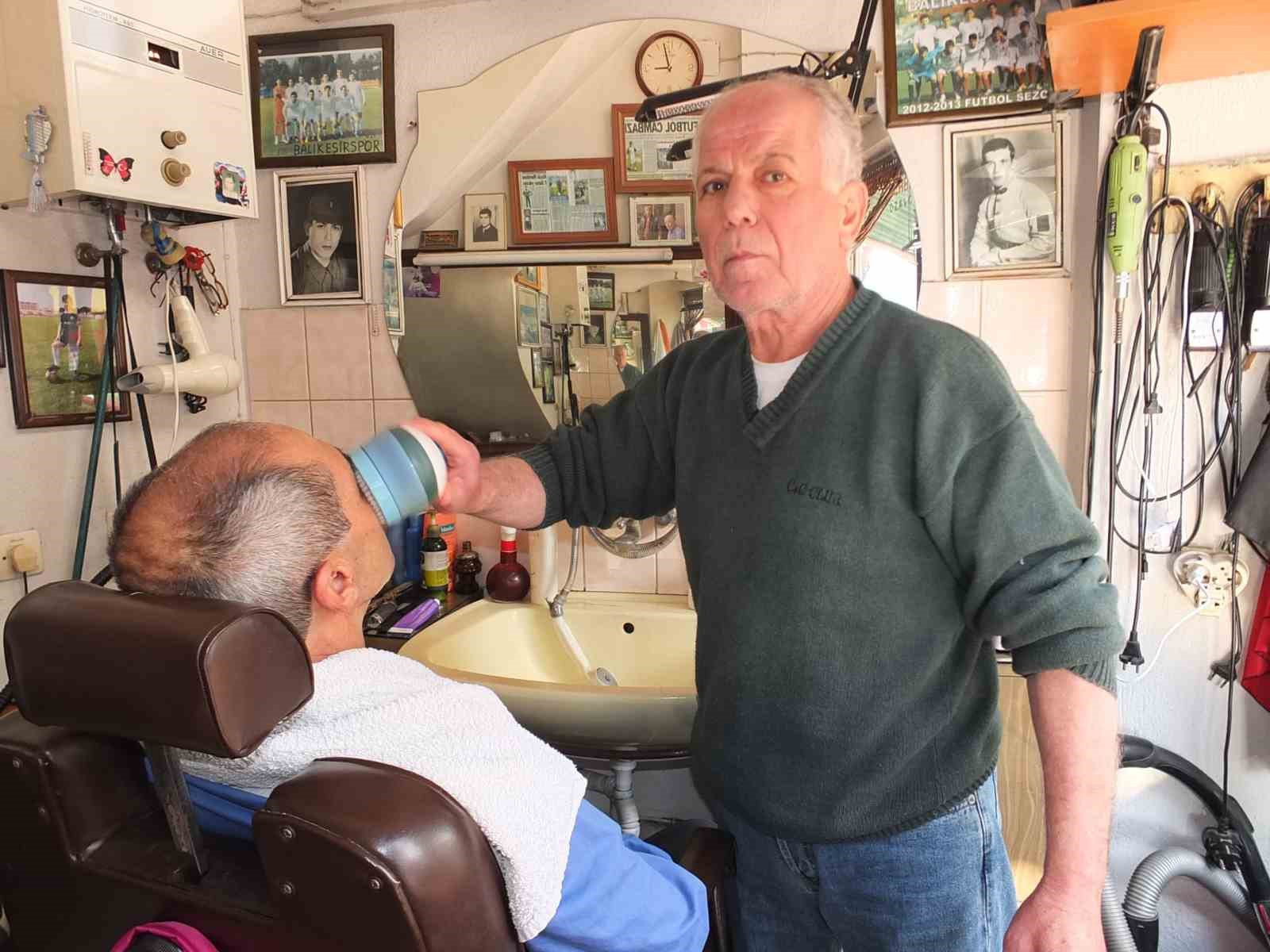 Burhaniye’de 50 yıldır berberlik yapıyor