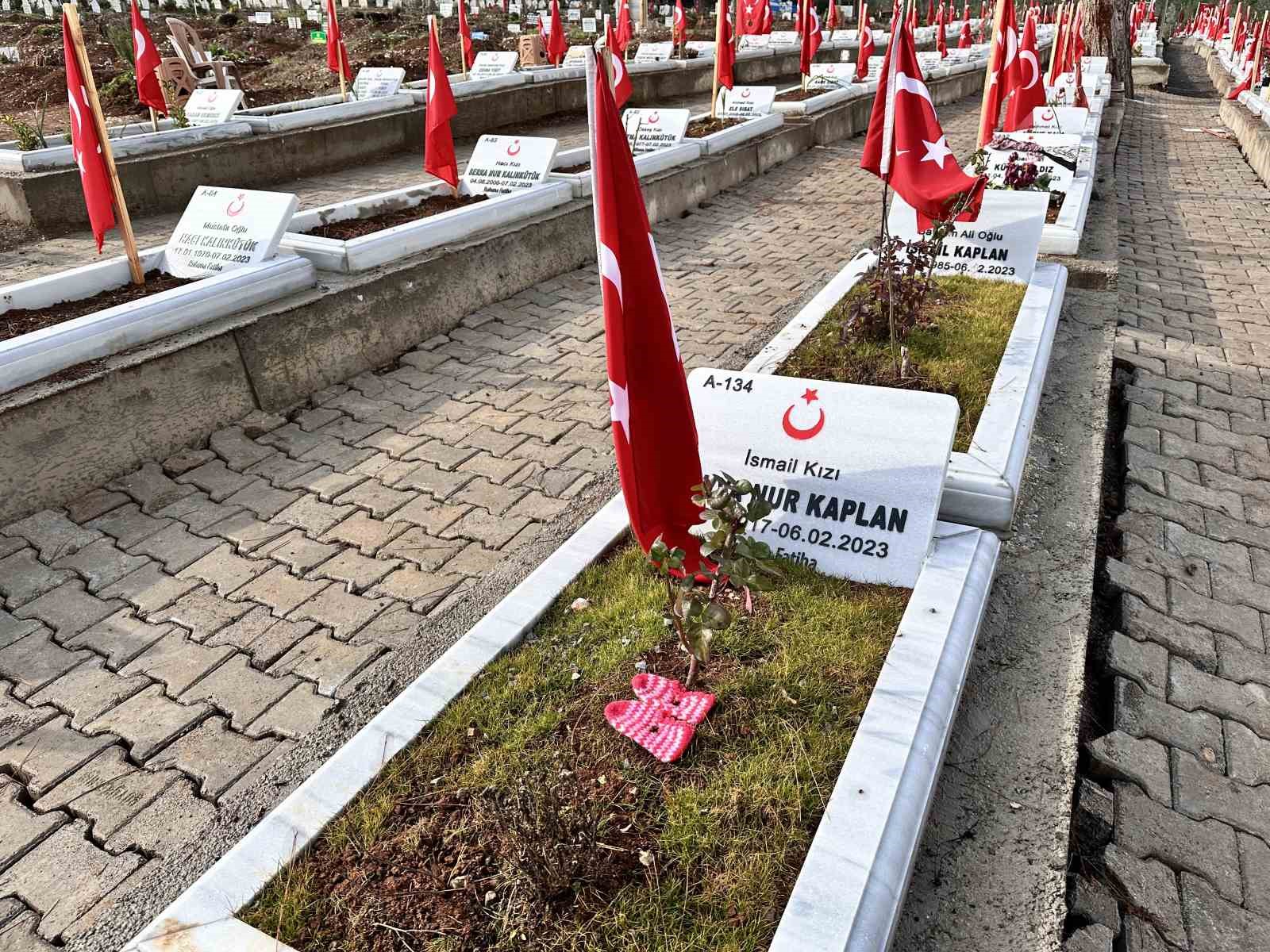 Kahramanmaraş’ta depremin yıldönümünde mezarlıklar doldu taştı
