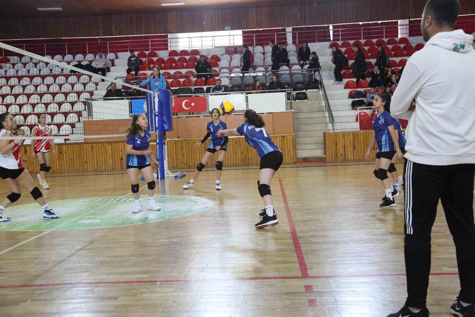 Okul sporları voleybol yıldızlar grup birinciliği Muğla&rsquo;da başladı
