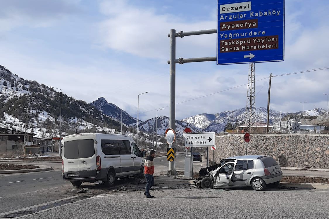 G&uuml;m&uuml;şhane&rsquo;de otomobille servis minib&uuml;s&uuml; &ccedil;arpıştı: 4 yaralı
