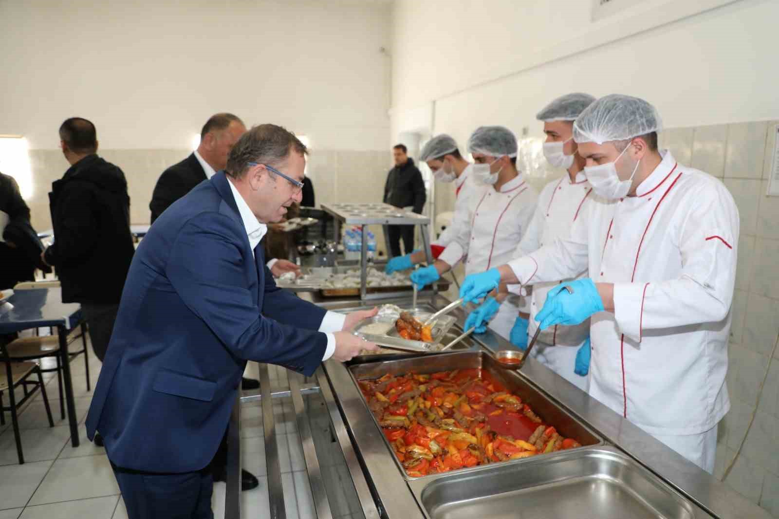 Vali Polat’tan jandarmayla öğle yemeği yedi