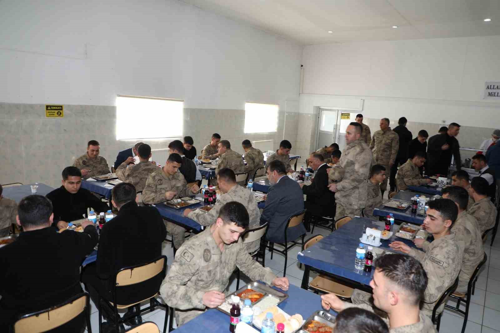 Vali Polat’tan jandarmayla öğle yemeği yedi