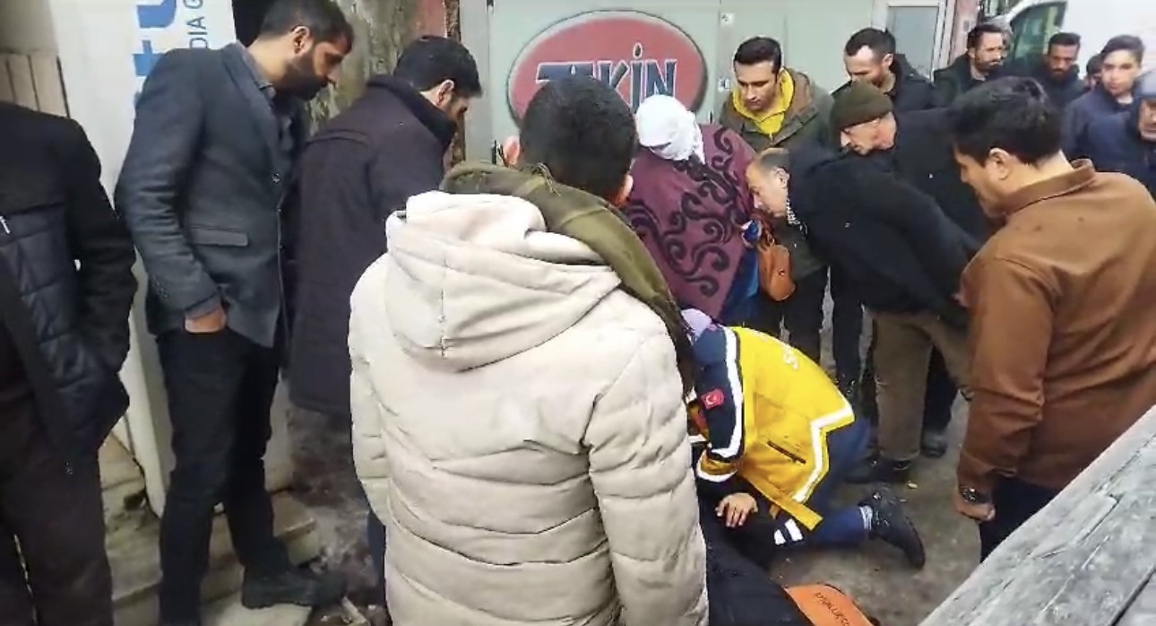 Yüksekova’da başına buz kütlesi düşen kadın yaralandı