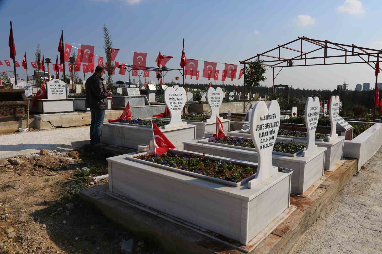 Adana&rsquo;da deprem mezarlığı T&uuml;rk bayrakları ile donatıldı
