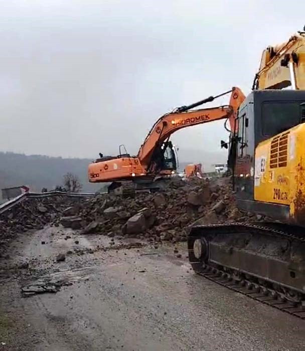 Heyelan gelen b&ouml;lgede yol genişletme &ccedil;alışmaları devam ediyor
