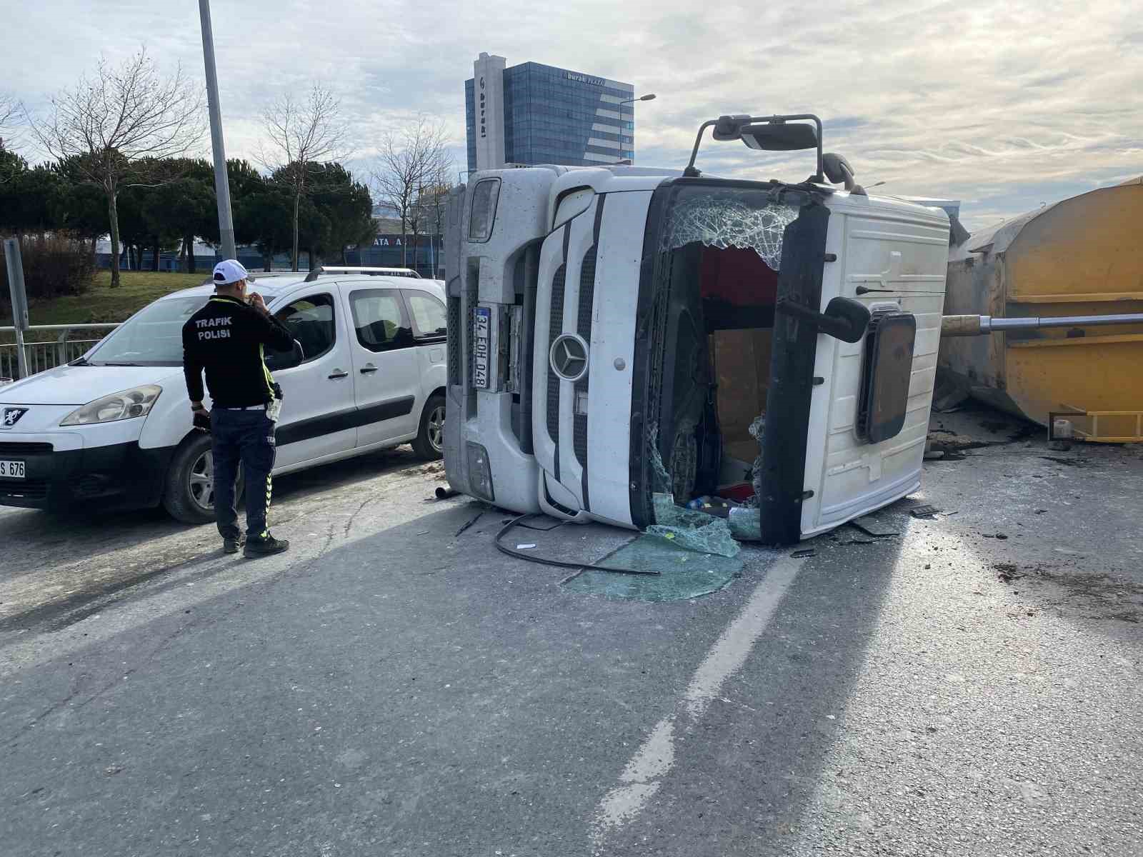Bağcılar’da sürücünün kontrolünden çıkan hafriyat kamyonu devrildi: 1 yaralı
