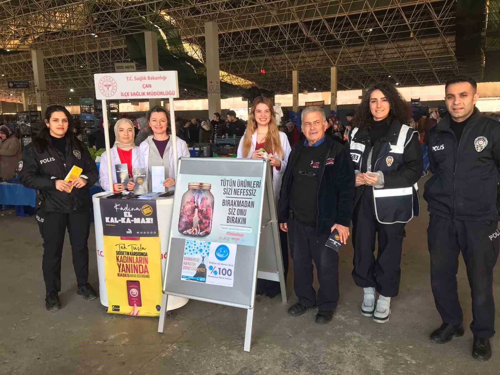 Çan’da polisler vatandaşlara KADES broşürleri dağıttı