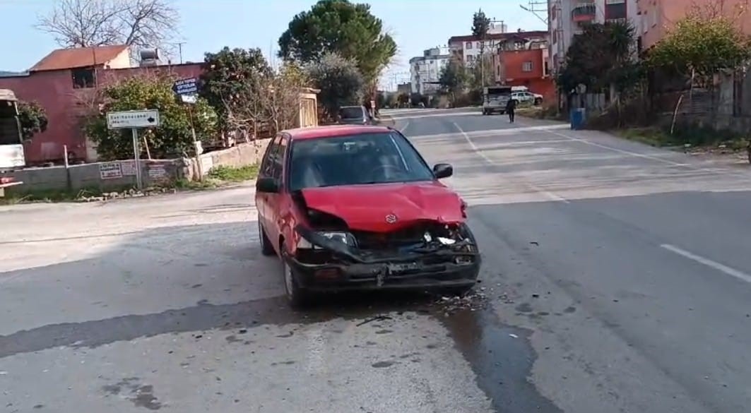 Otomobil ile kamyonet &ccedil;arpıştı: 1 hafif yaralı

