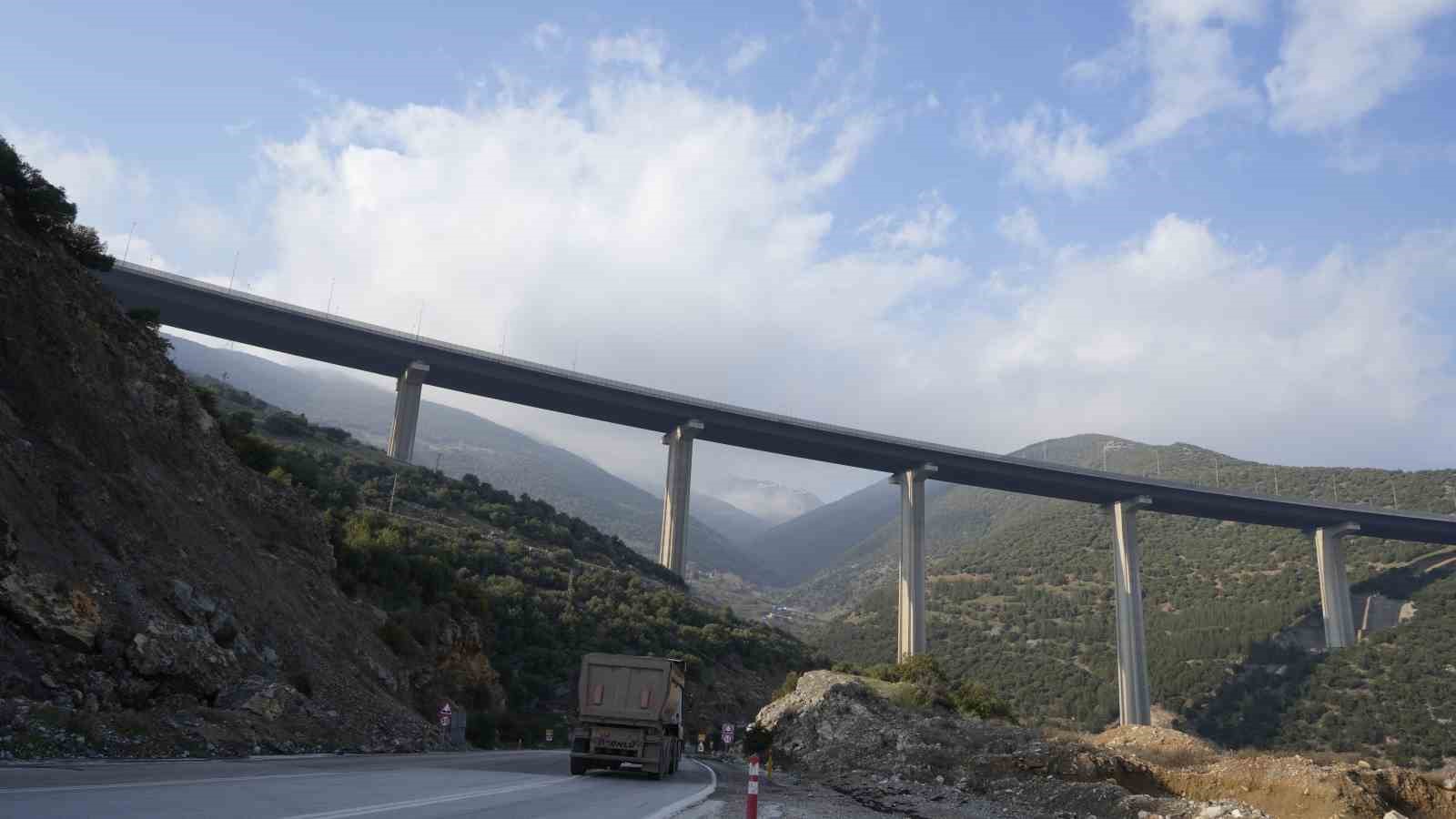 Dev viyad&uuml;klerdeki genleşme derzleri ve deprem takozlarındaki bozulmalar &ccedil;elik malzemelerle giderildi
