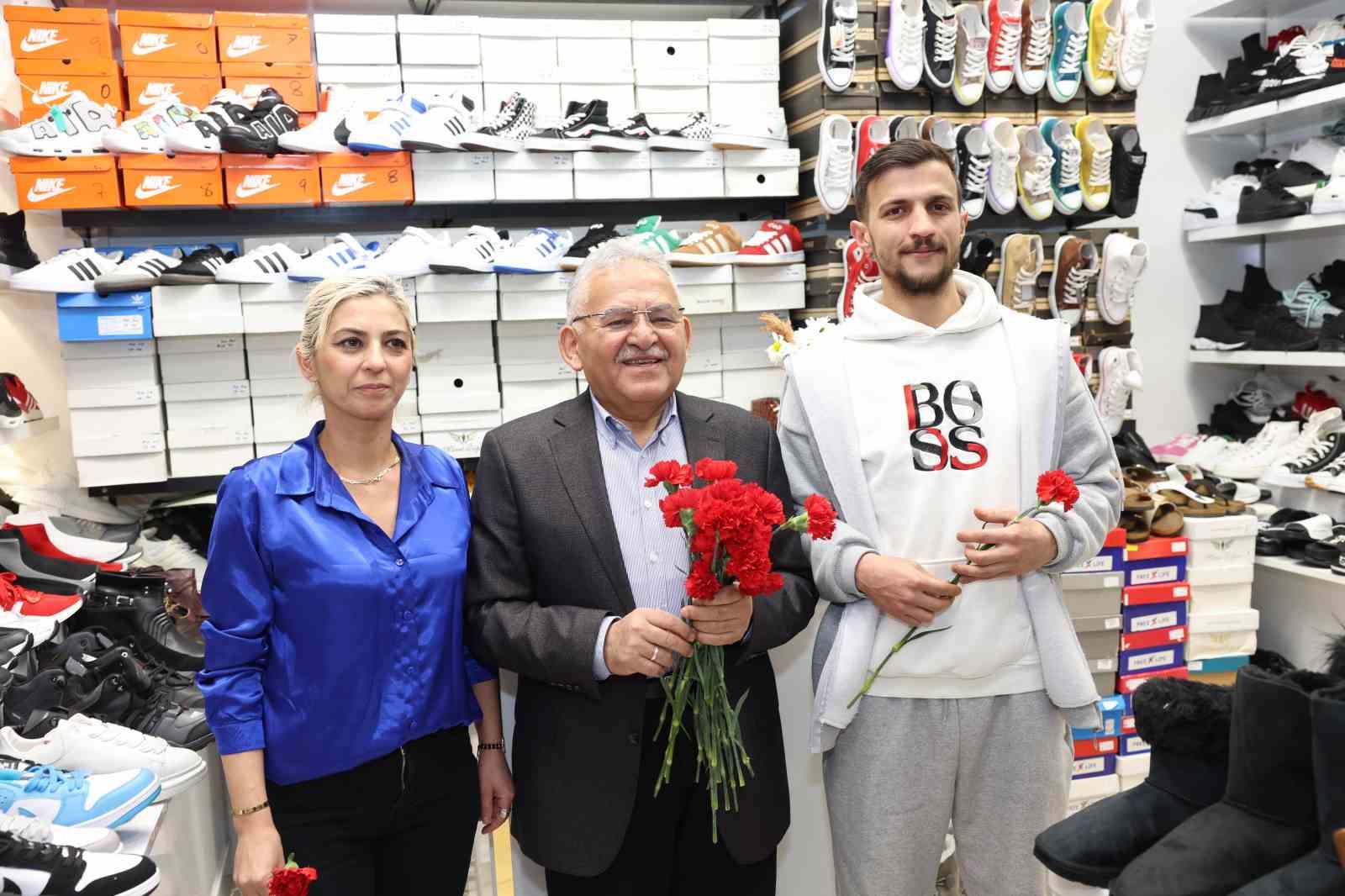 Başkan B&uuml;y&uuml;kkılı&ccedil;, K&ouml;şk Sosyete esnafıyla kucaklaşarak, karanfil dağıttı
