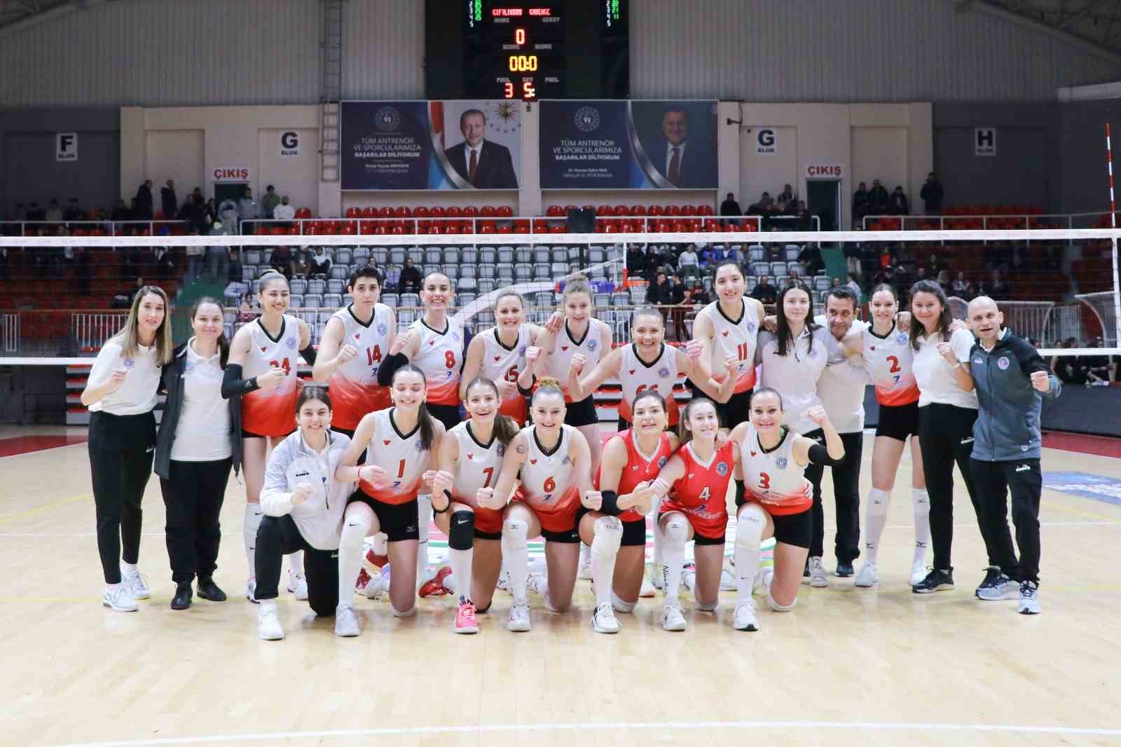 Yalova kadın voleybol takımları Play-Off’u garantiledi